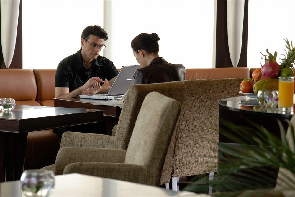 Hotel Nikko Tianjin Exterior foto The business lounge at Tan Son Nhat International Airport