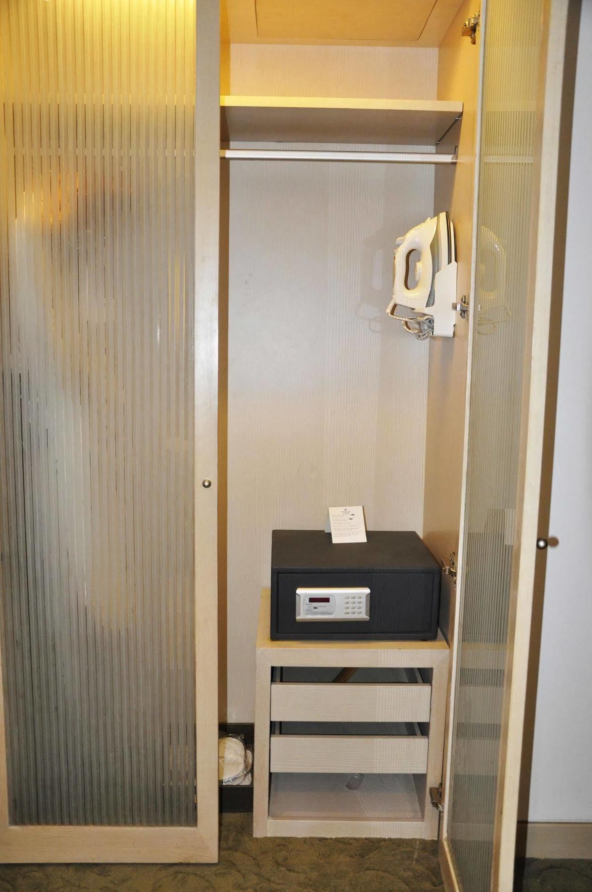 Hotel Nikko Tianjin Exterior foto A safe in a hotel room